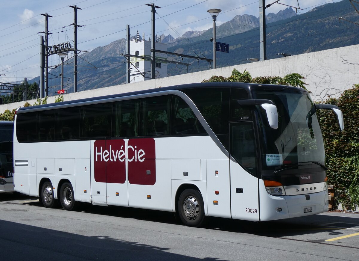 (265'498) - HelvCie, Satigny - Nr. 20'029/GE 960'939 - Setra am 8. August 2024 beim Bahnhof Visp