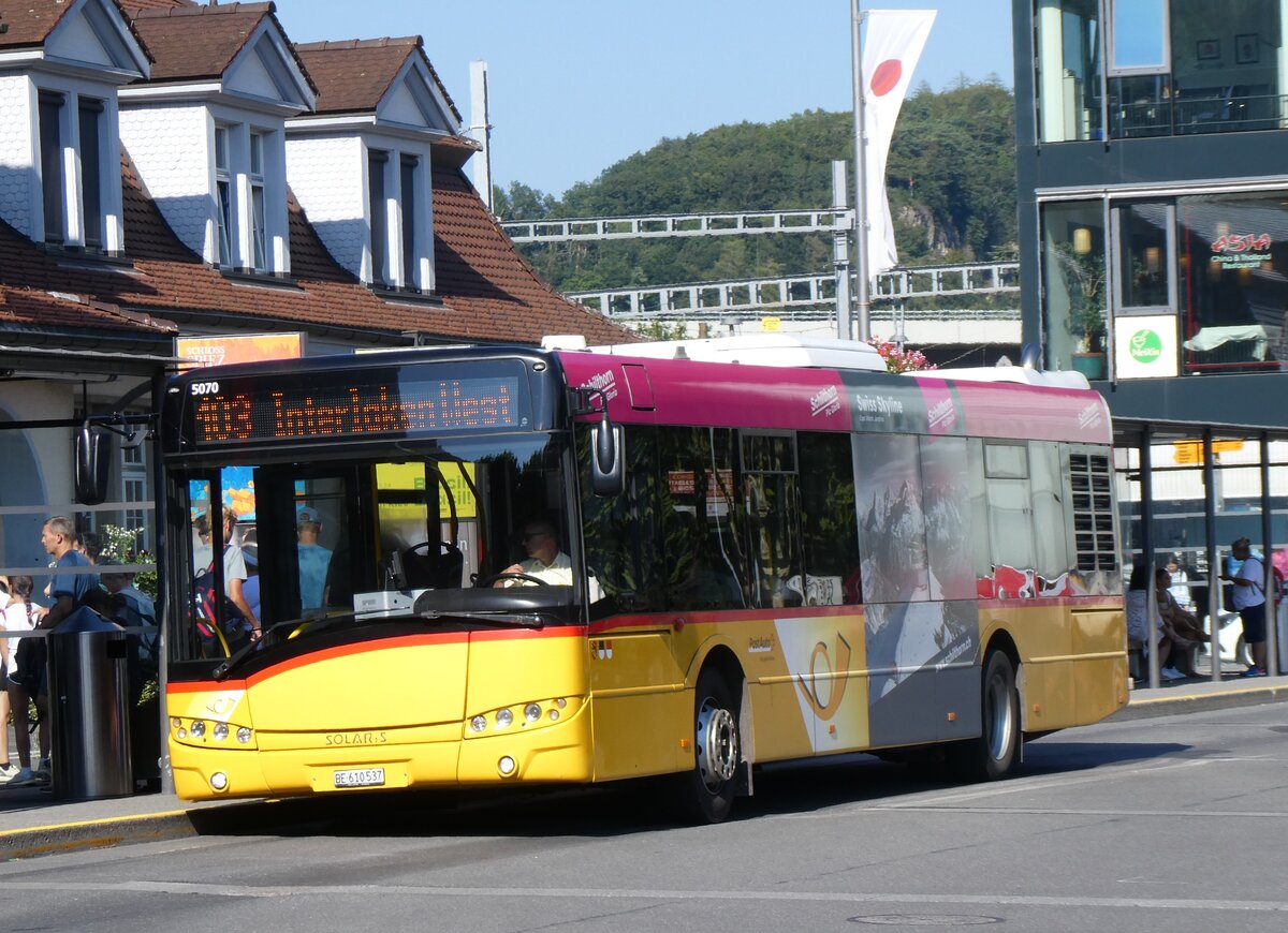 (265'646) - PostAuto Bern - BE 610'537/PID 5070 - Solaris am 13. August 2024 beim Bahnhof Interlaken Ost