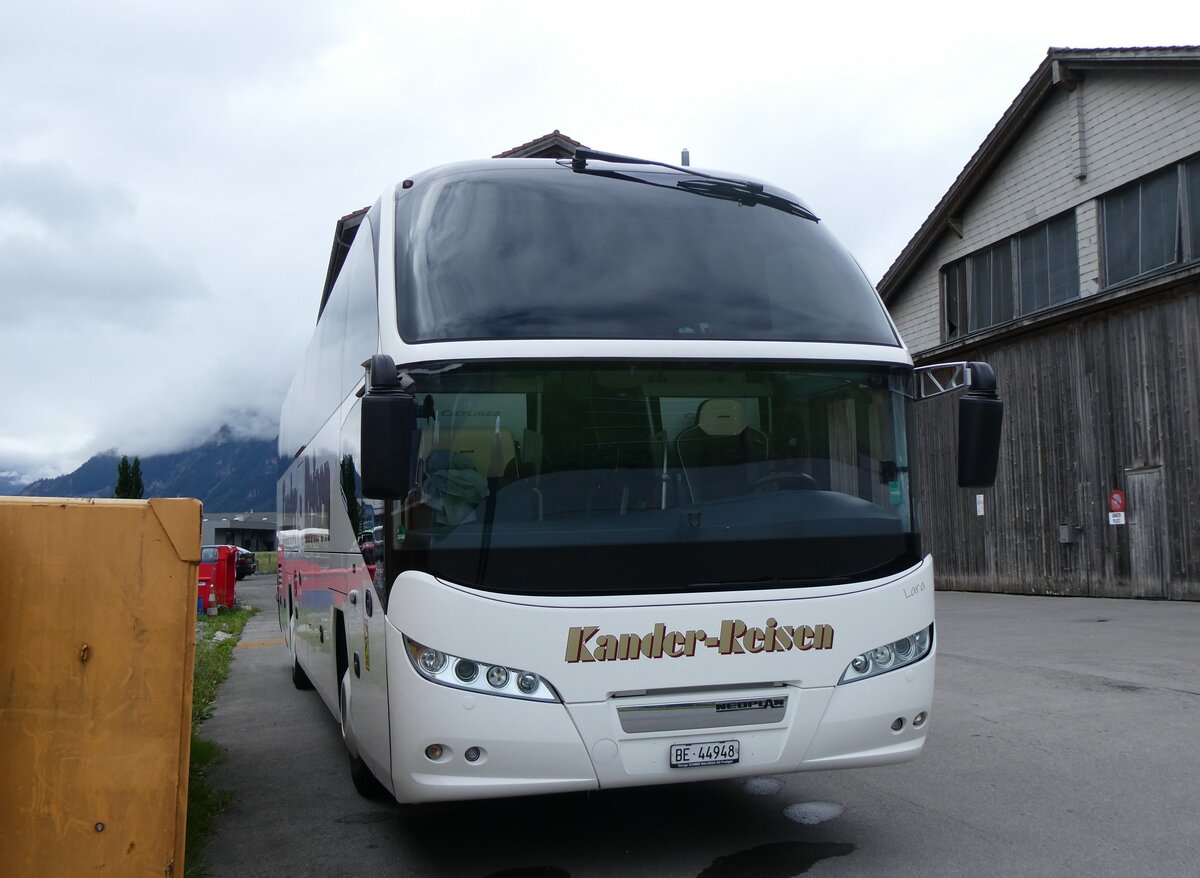 (266'172) - Kander-Reisen, Frutigen - BE 44'948 - Neoplan (ex Nr. 4) am 26. August 2024 in Frutigen, Garage