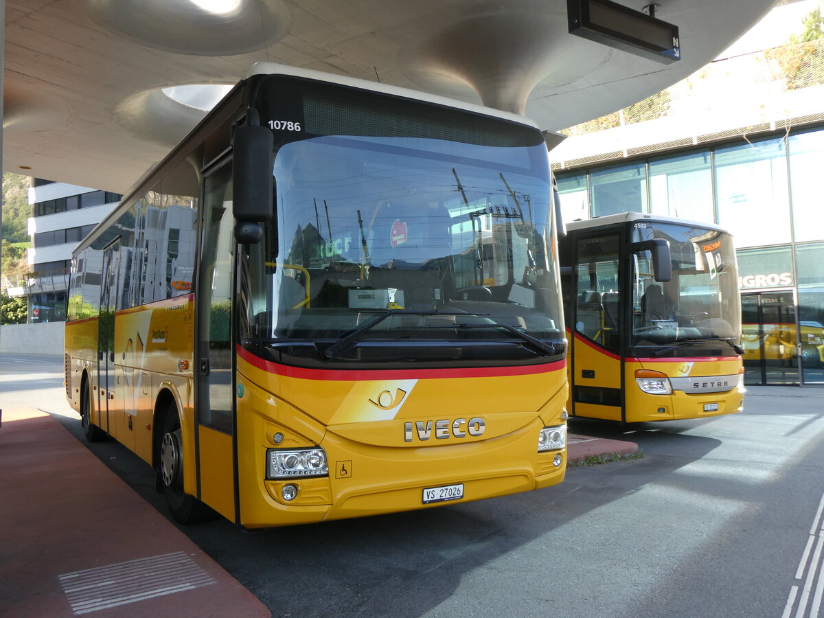 (266'516) - Autotour, Visp - VS 27'026/PID 10'786 . Iveco am 1. September 2024 beim Bahnhof Visp