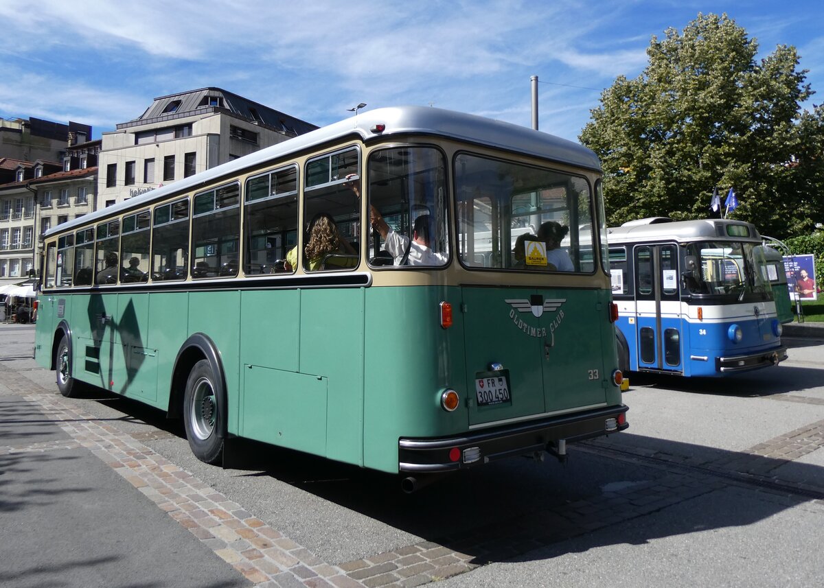 (266'797) - TPF Fribourg - Nr. 33/FR 300'450 - Saurer/Hess (ex Oldtimer Club 33, Tafers Nr. 33; ex GFM Fribourg Nr. 33) am 7. September 2024 in Fribourg, Place Georges Python