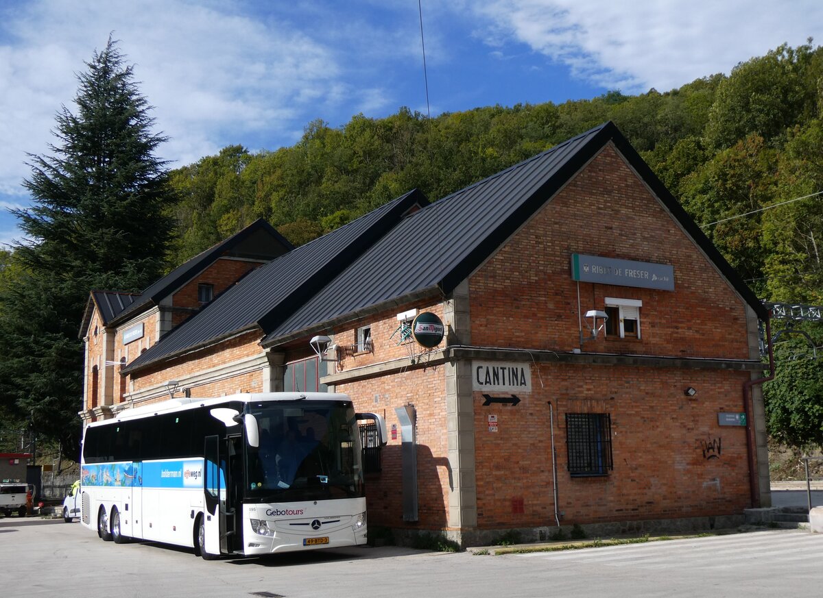 (267'059) - Aus Holland: Gebotours, Nieuwleusen - Nr. 595/49-BTD-3 - Mercedes am 16. September 2024 beim Bahnhof Ribes de Freser