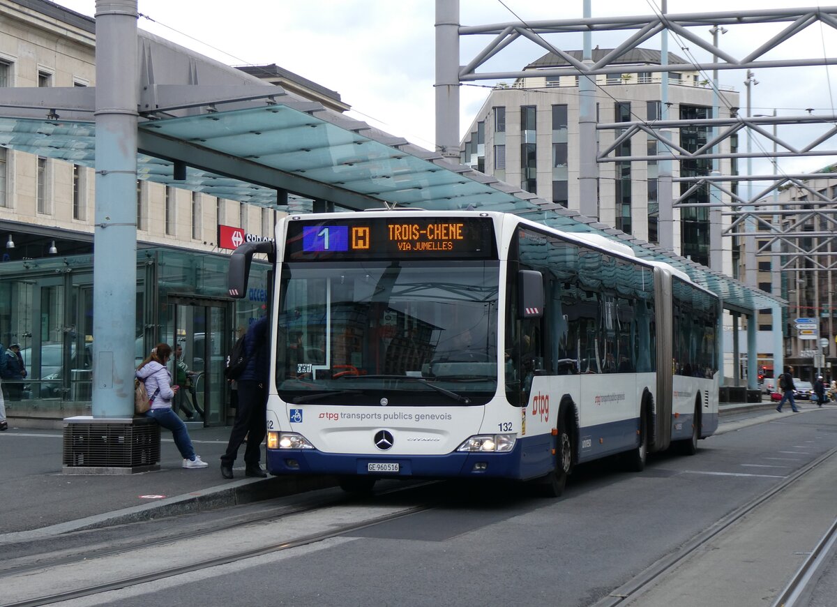 (267'928) - TPG Genve - Nr. 132/GE 960'516 - Mercedes am 10. Oktober 2024 beim Bahnhof Genve