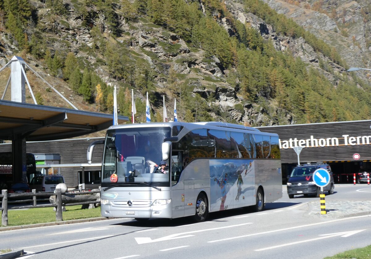 (268'353) - Feuz, Innertkirchen - BE 40'934 - Mercedes am 21. Oktober 2024 beim Bahnhof Tsch