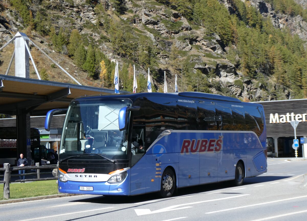 (268'355) - Aus Tschechien: Rubes, Risuty - 3SB 3001 - Setra am 21. Oktober 2024 beim Bahnhof Tsch