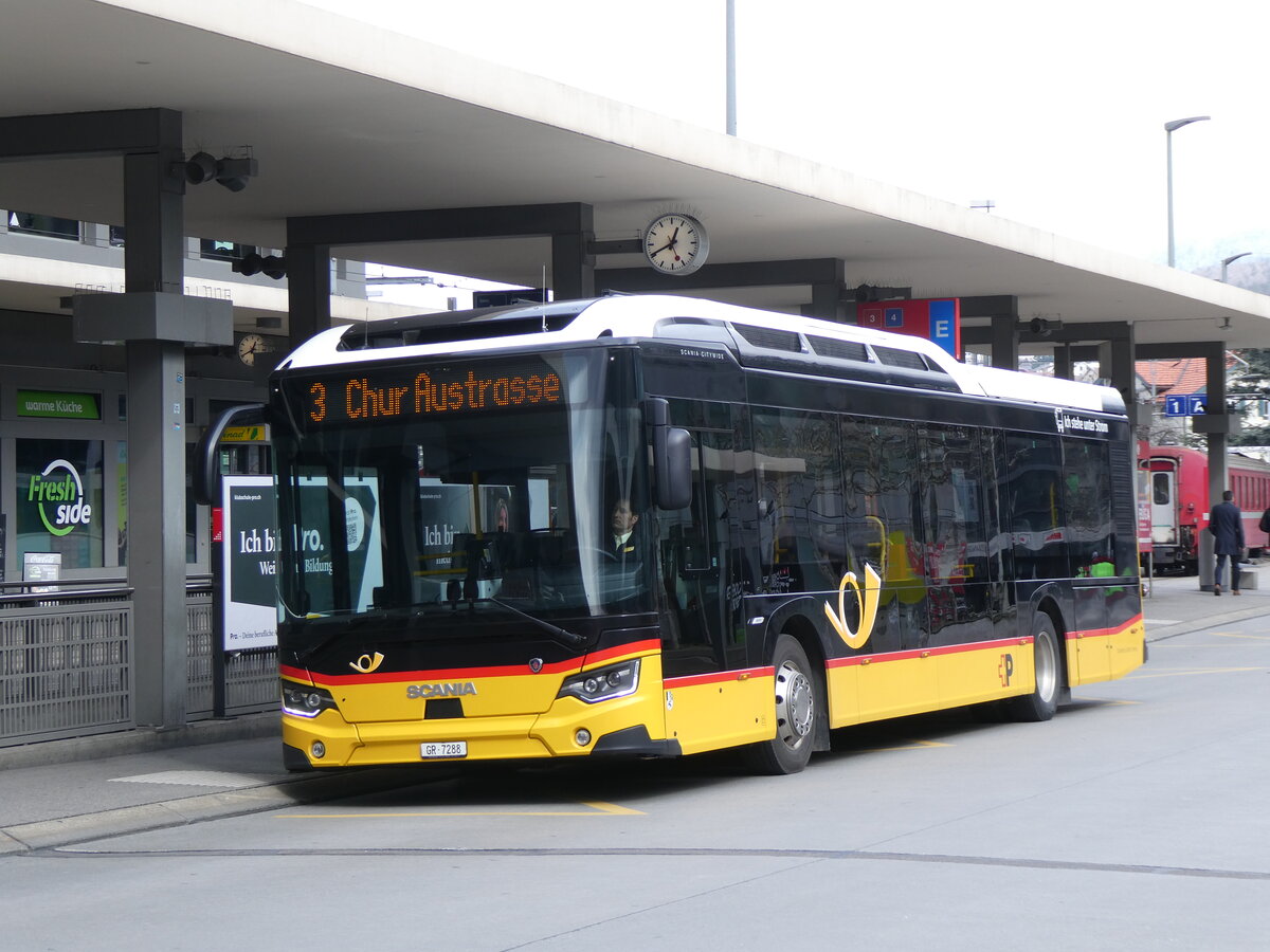 (272'915) - Dnser, Trimmis - GR 7288/PID 11'893 - eScania (ex GR 165'792) am 14. Mrz 2025 beim Bahnhof Chur