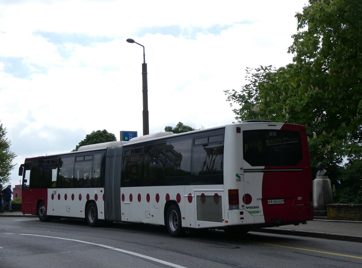 (274'197) - TPF Fribourg - Nr. 107/FR 300'345 - Volvo am 26. April 2025 beim Bahnhof Neuchtel