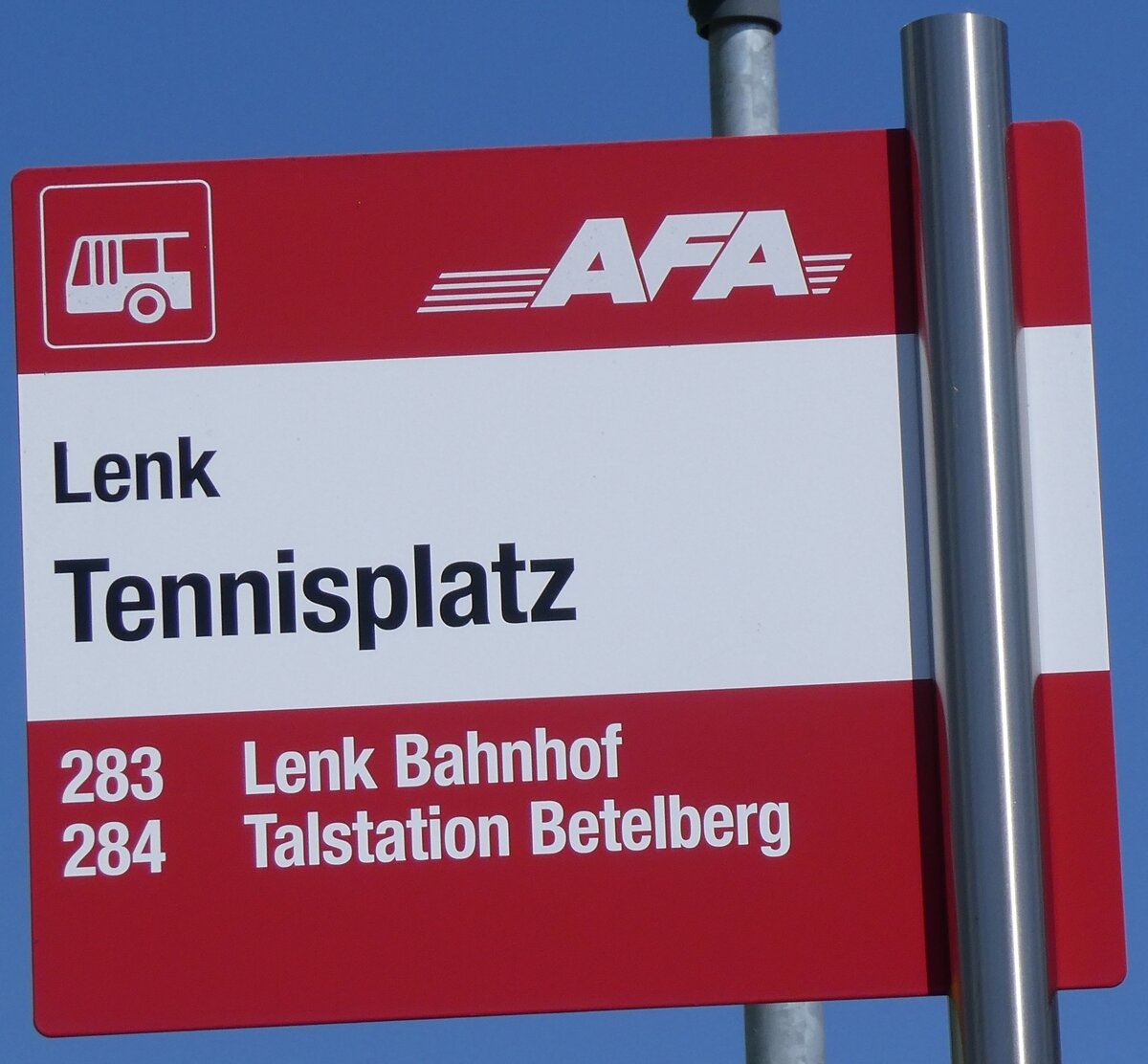 (277'159) - AFA-Haltestellenschild - Lenk, Tennisplatz - am 21. Juni 2025
