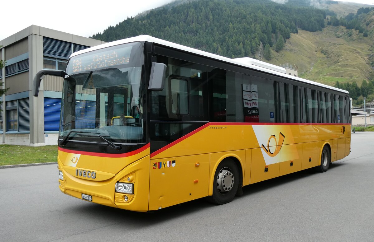 (280'066) - PostAuto Bern - BE 487'695/PID 10'952 - Iveco am 8. September 2025 in Andermatt, Bahnhofplatz