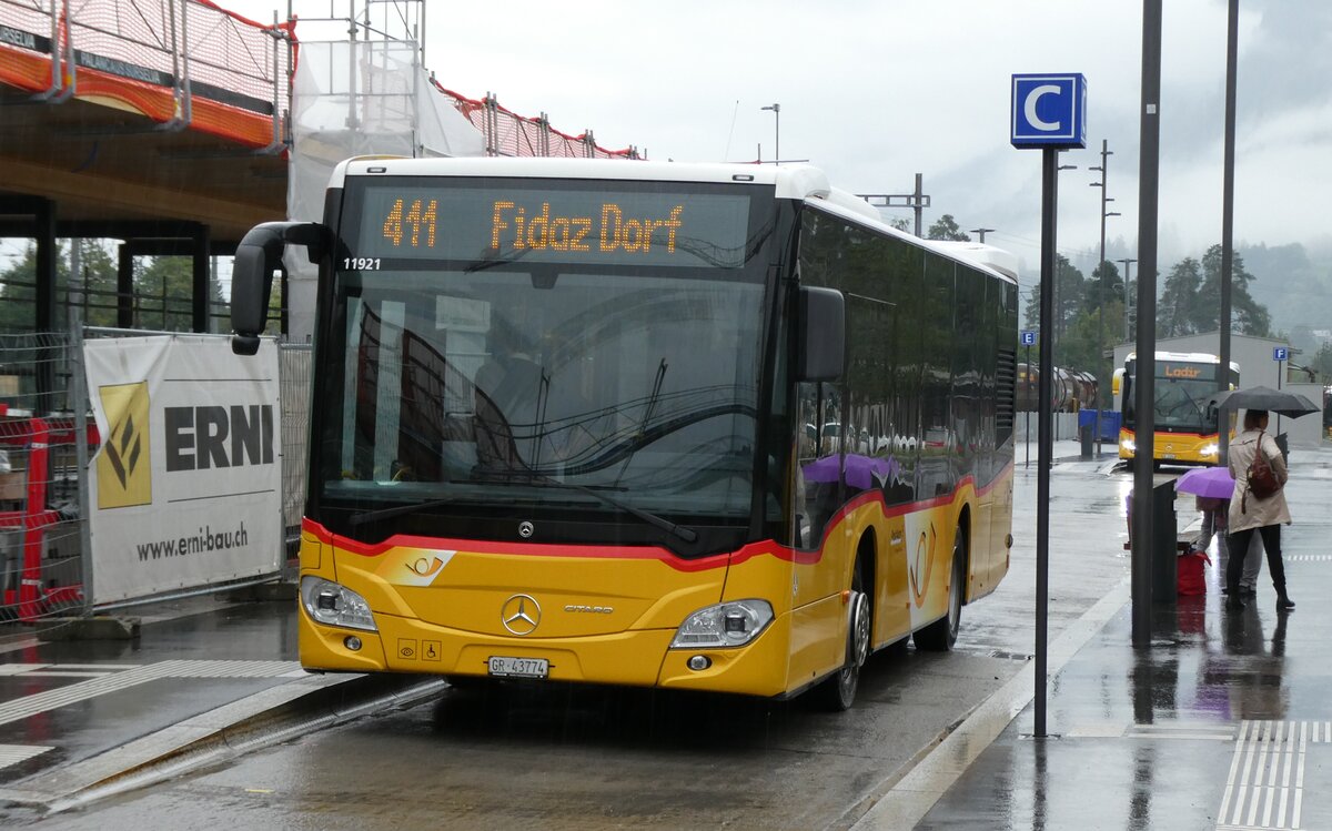 (280'104) - PostAuto Graubnden - GR 43'774/PID 11'921 - Mercedes am 9. September 2025 beim Bahnhof Ilanz