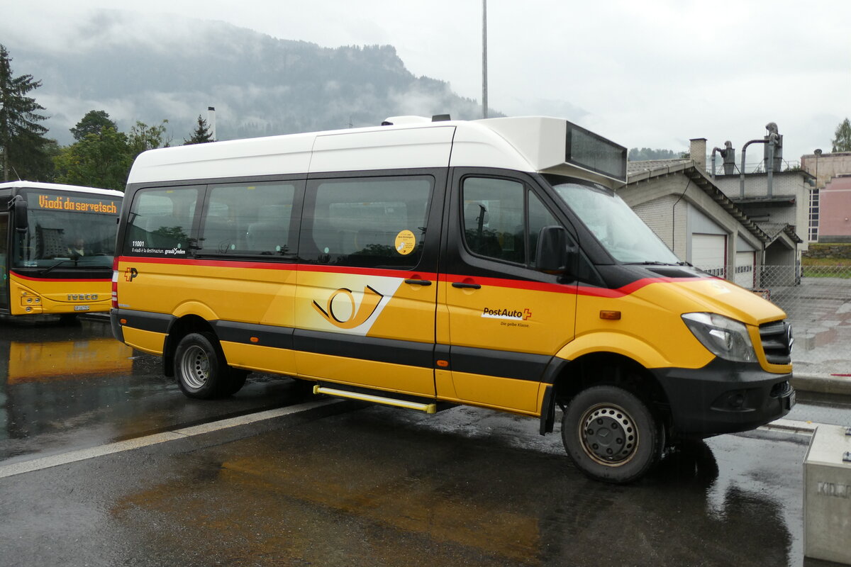 (280'111) - PostAuto Graubnden - GR 86'694/PID 11'001 - Mercedes (ex Nr. 35; ex Nr. 5) am 9. September 2025 beim Bahnhof Ilanz