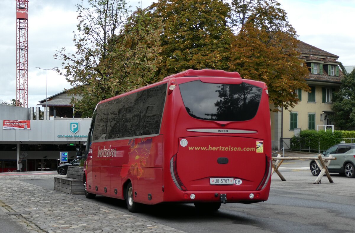 (280'300) - Hertzeisen, Glovelier - JU 5707 - Iveco am 12. September 2025 in Thun, Berntorplatz