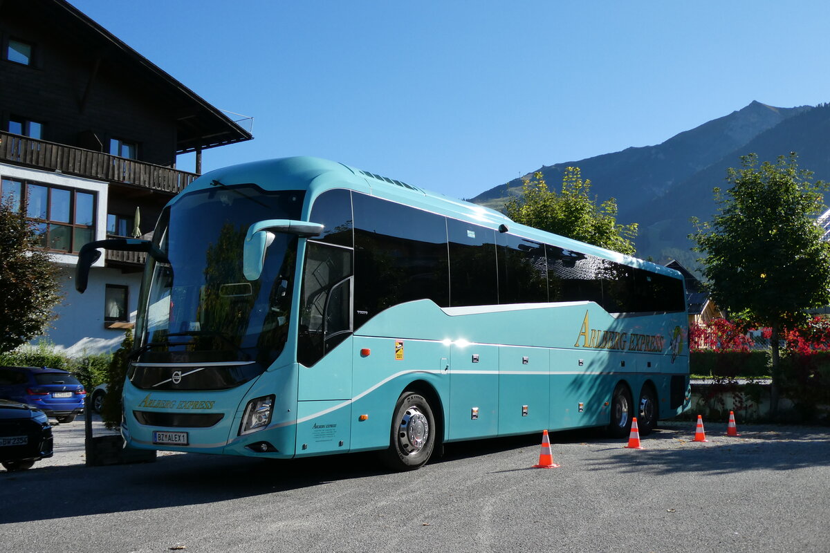 (280'504) - Arlberg Express, Klsterle - BZ ALEX 1 . Volvo am 18. Septeber 2025 in Seefeld, Hotel Central