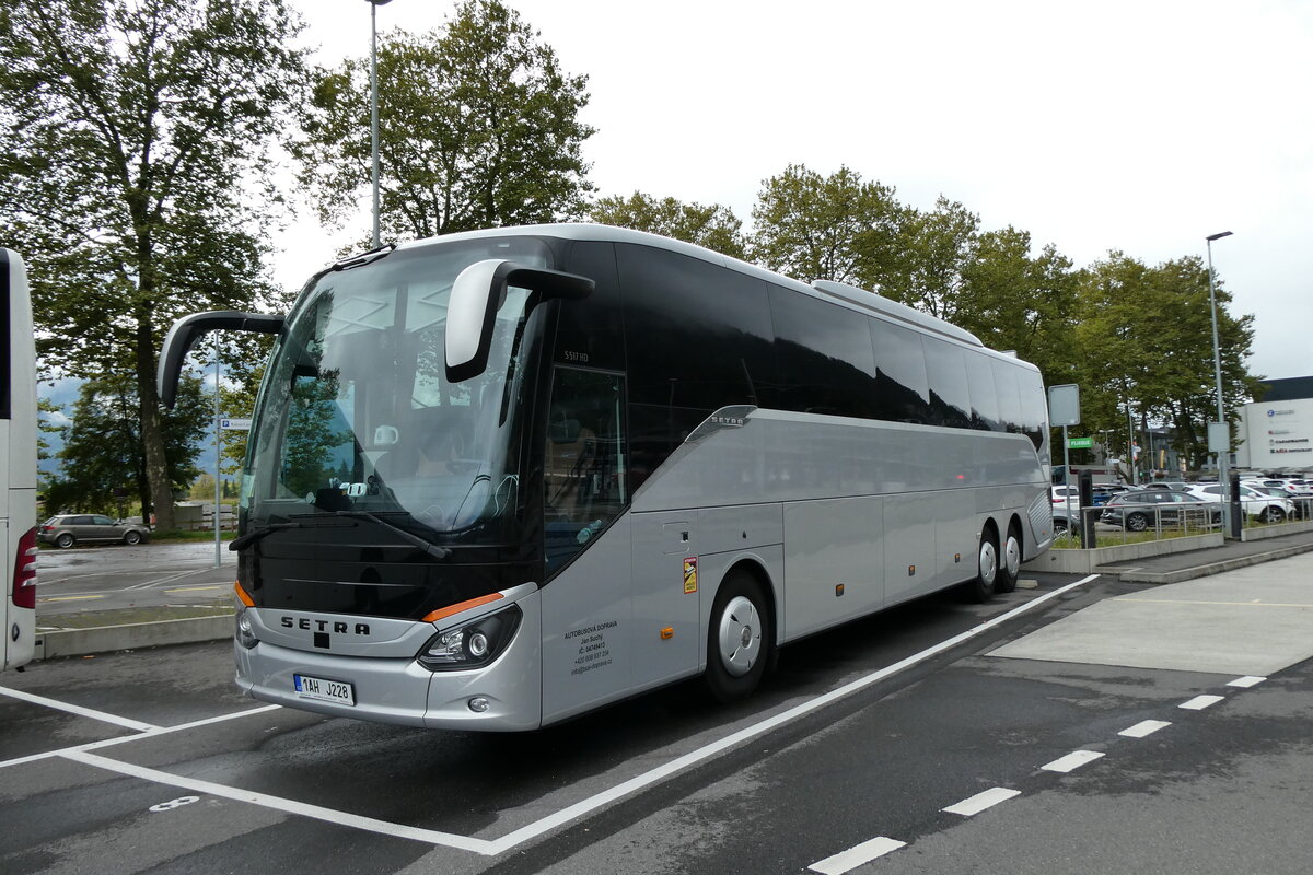 (280'664) - Aus Tschechien: Such, Trebichovice - 1AH J228 - Setra am 23. September 2025 beim Bahnhof Interlaken Ost
