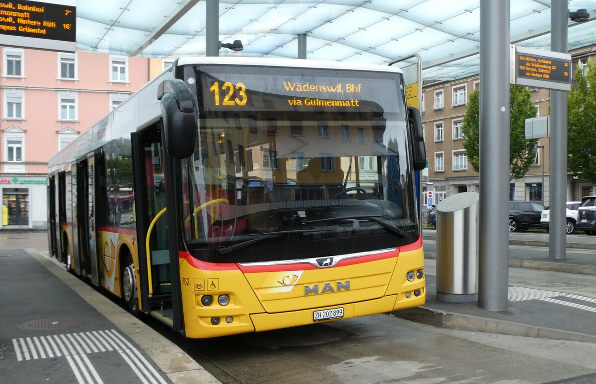 (280'718) - PostAuto Zrich - Nr. 382/ZH 202'899/PID 11'269 - MAN am 27. September 2025 beim Bahnhof Wdenswil