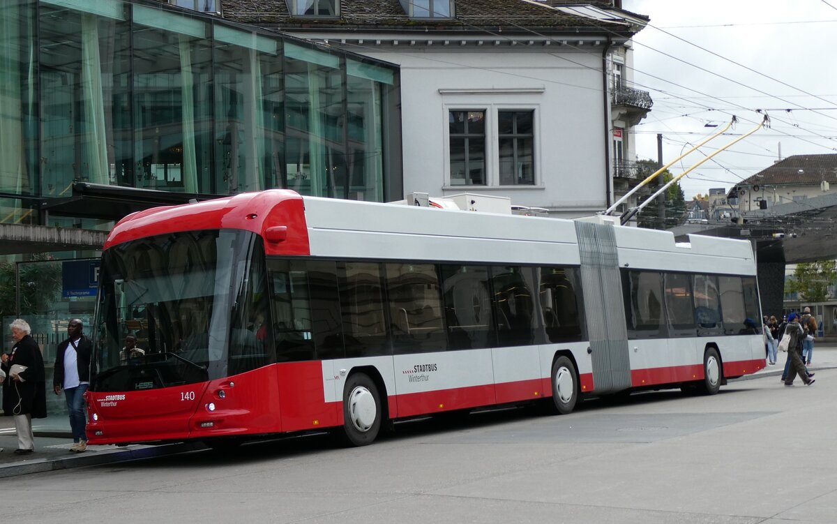 (280'810) - SW Winterthur - Nr. 140 - Hess/Hess Gelenktrolleybus am 27. September 2025 beim Hauptbahnhof Winterthur