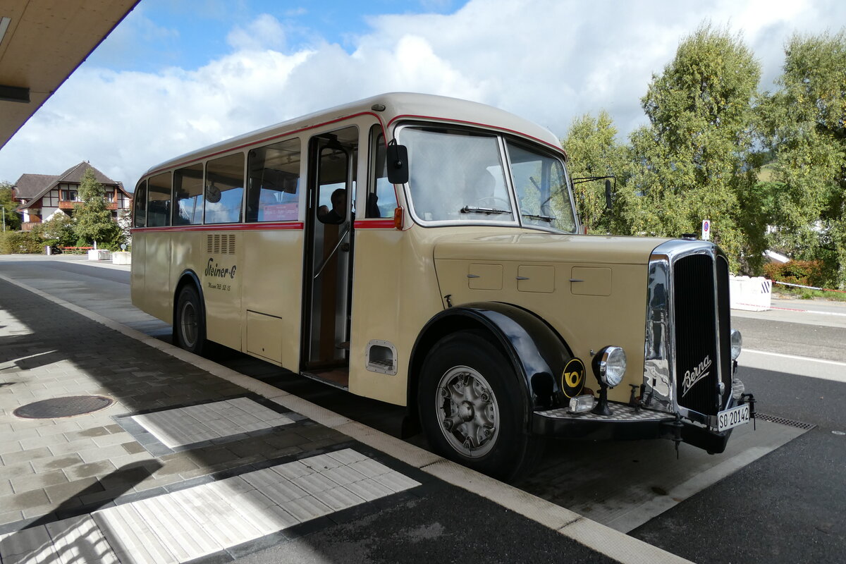 (281'007) - Steiner, Messen - SO 20'142 - Berna/Hess (ex Brtschi, Biberen) am 5. Oktober 2025 beim Bahnhof Biglen