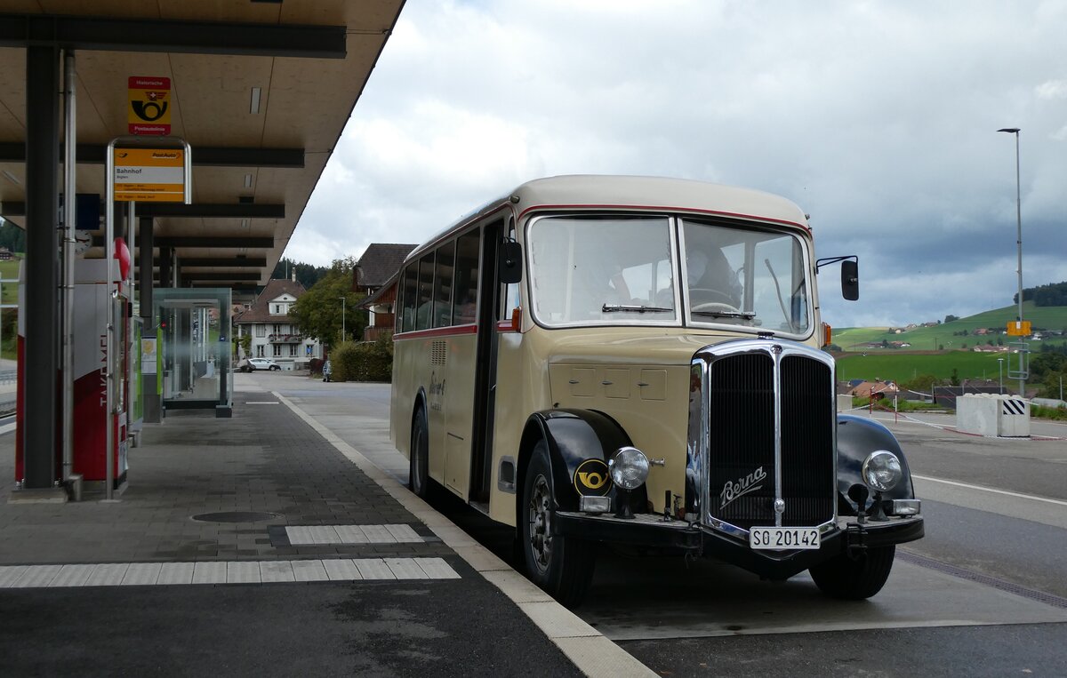 (281'013) - Steiner, Messen - SO 20'142 - Berna/Hess (ex Brtschi, Biberen) am 5. Oktober 2025 beim Bahnhof Biglen