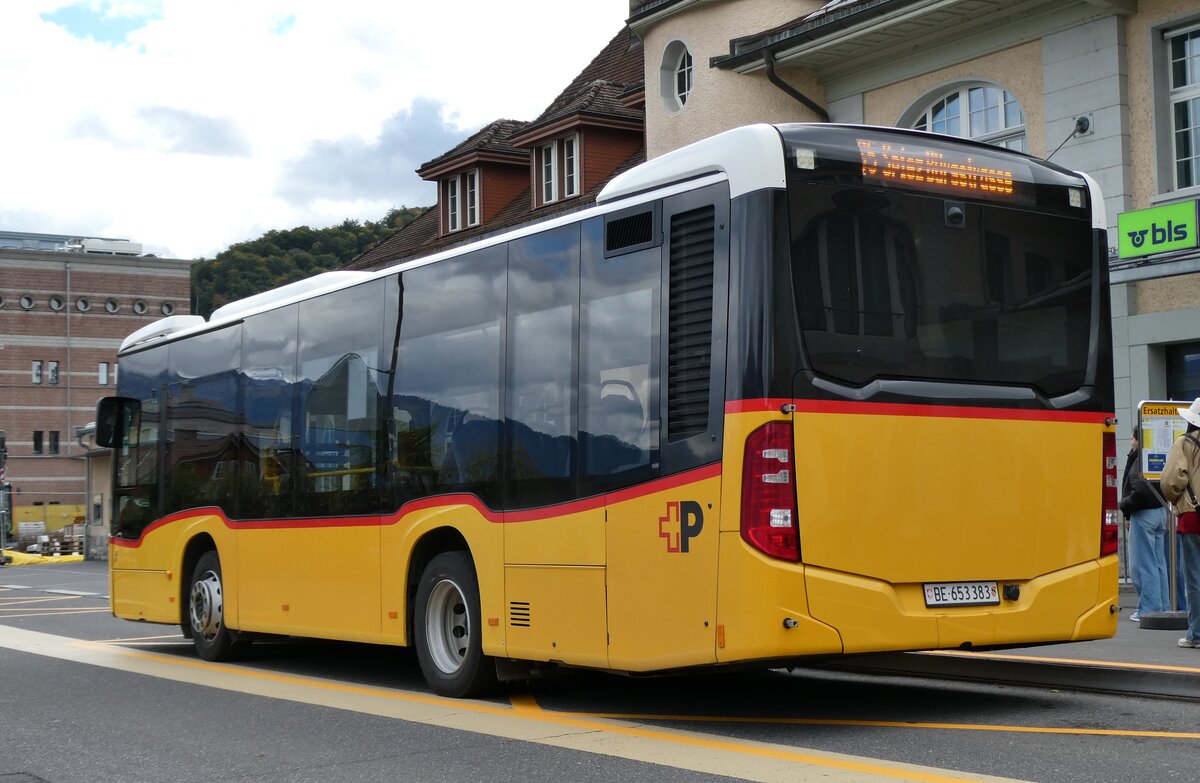 (281'037) - PostAuto Bern - BE 653'383/PID 10'169 - Mercedes am 5. Oktober 2025 beim Bahnhof Spiez