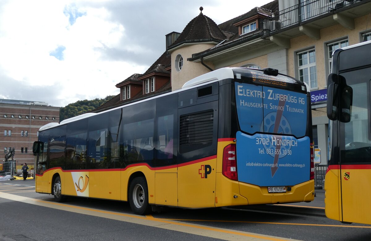 (281'040) - PostAuto Bern - BE 654'089/PID 11'403 - Mercedes am 5. Oktober 2025 beim Bahnhof Spiez