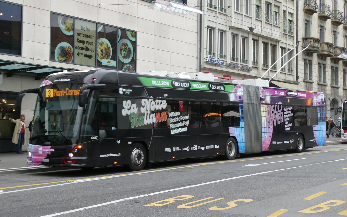 (281'197) - TPF Fribourg - Nr. 6607/FR 301'547 - Hess/Hess Gelenktrolleybus am 11. Oktober 2025 beim Bahnhof Fribourg