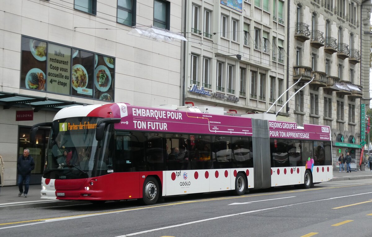 (281'199) - TPF Fribourg - Nr. 6608/FR 301'548 - Hess/Hess Gelenktrolleybus am 11. Oktober 2025 beim Bahnhof Fribourg
