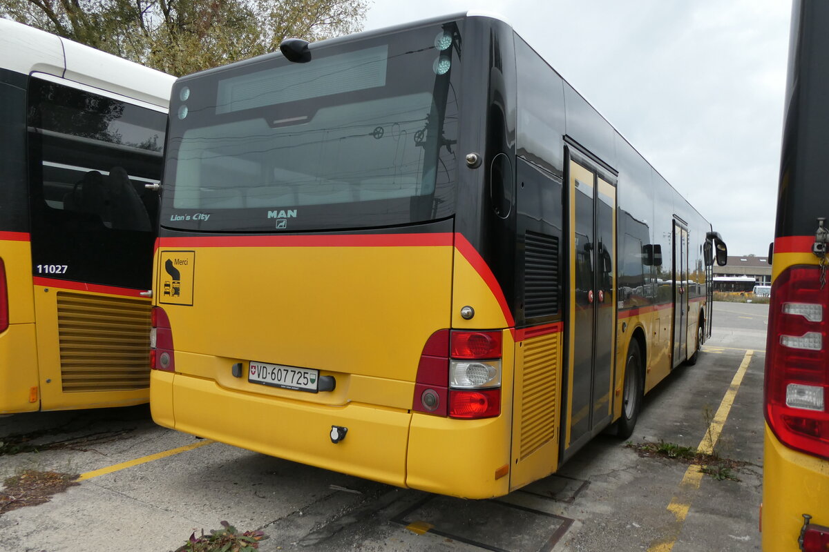 (281'224) - CarPostal Ouest - VD 607'725/PID 10'883 - MAN (ex NE 165'378; ex TMR Martigny) am 11. Oktober 2025 in Yverdon, Garage