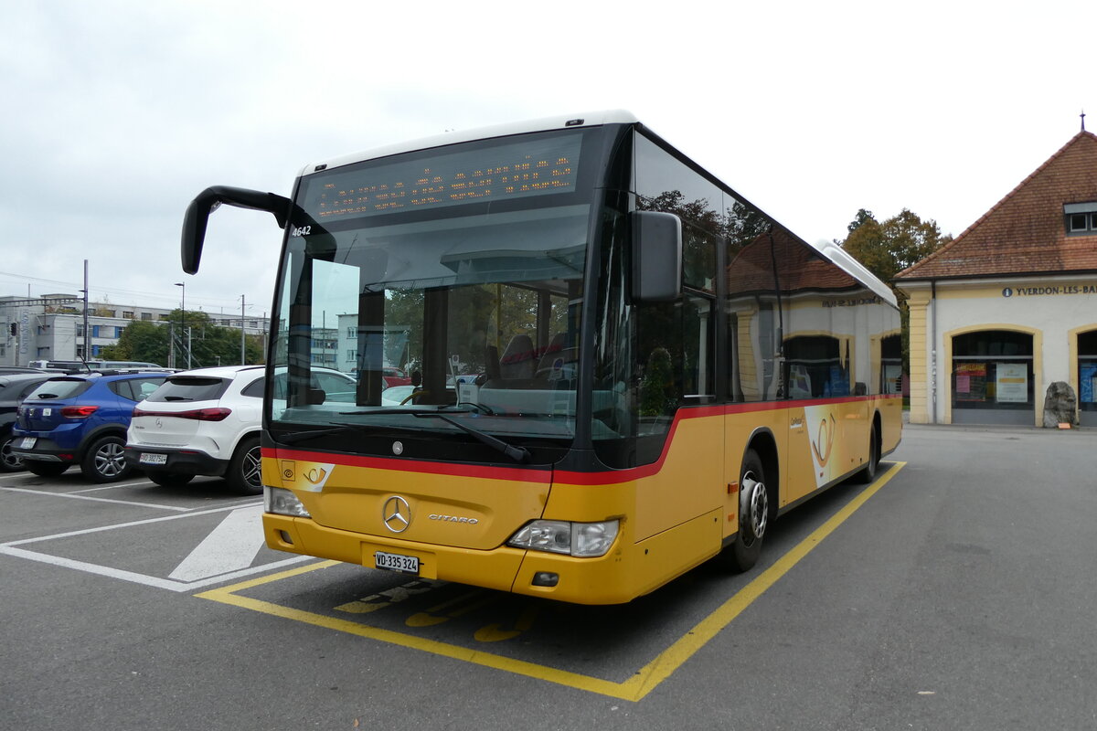 (281'246) - CarPostal Ouest - VD 335'324/PID 4642 - Mercedes am 11. Oktober 2025 beim Bahnhof Yverdon