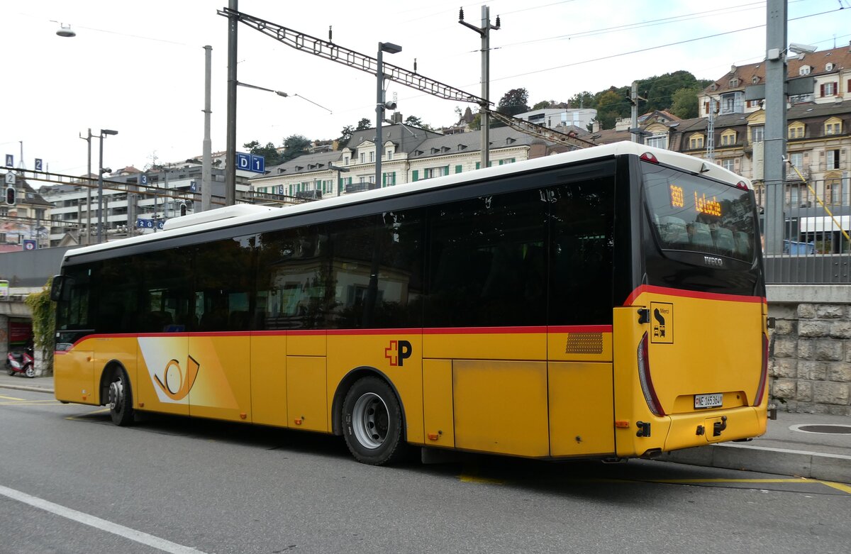 (281'273) - CarPostal Ouest - NE 165'364/PID 10'018 - Iveco (ex TPC Aigle Nr. CP09) am 11. Oktober 2025 beim Bahnhof Neuchtel