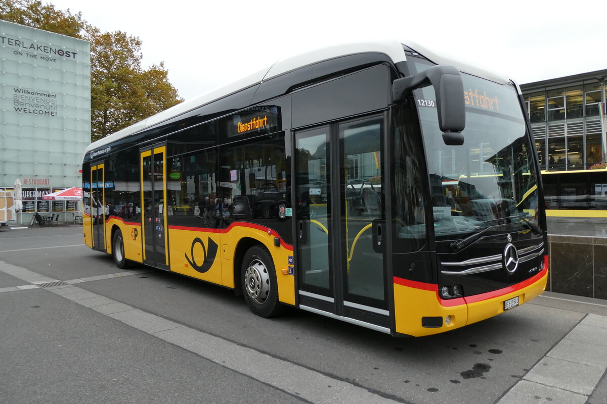 (281'488) - PostAuto Bern - BE 610'541/PID 12'130 - eMercedes am 14. Oktober 2025 beim Bahnhof Interlaken Ost
