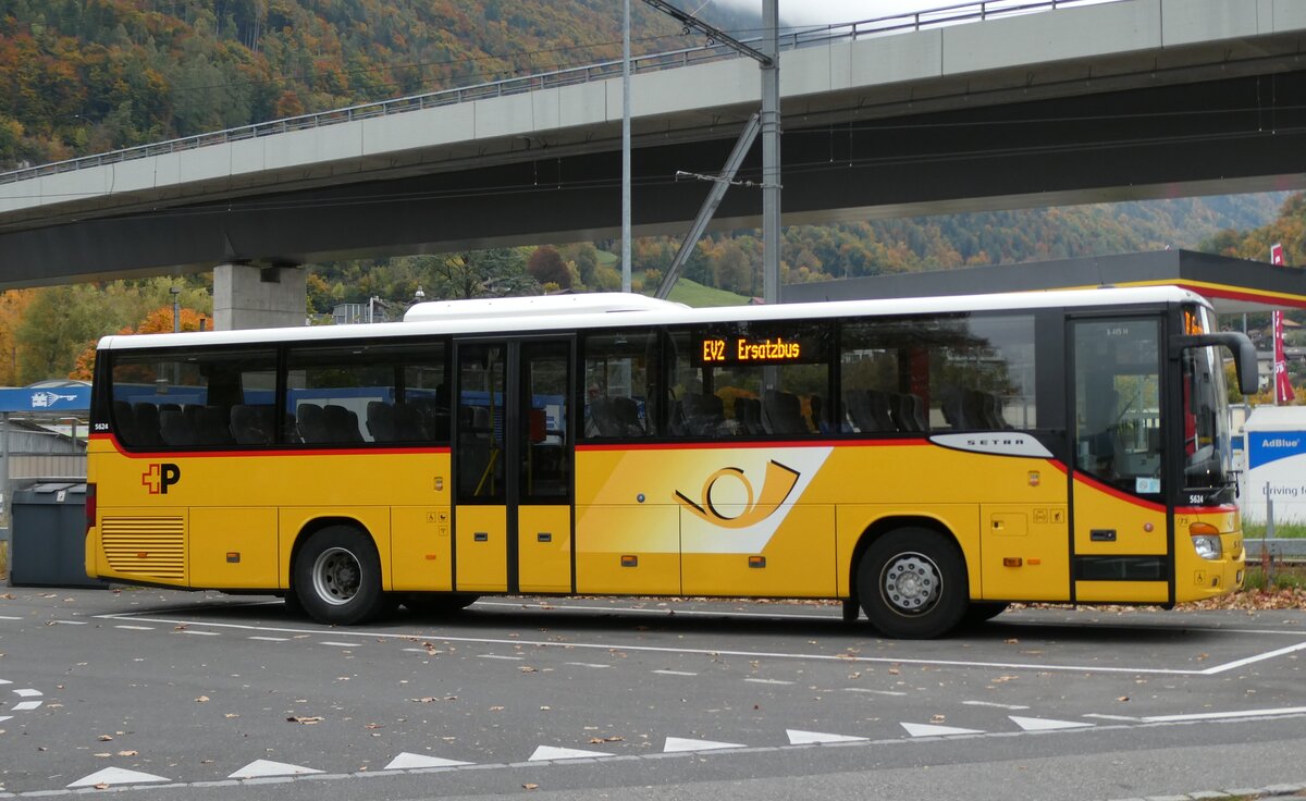 (281'496) - PostAuto Bern - Nr. 73/BE 171'453/PID 5624 - Setra (ex AVG Meiringen Nr. 73) am 14. Oktober 2025 beim Bahnhof Interlaken Ost