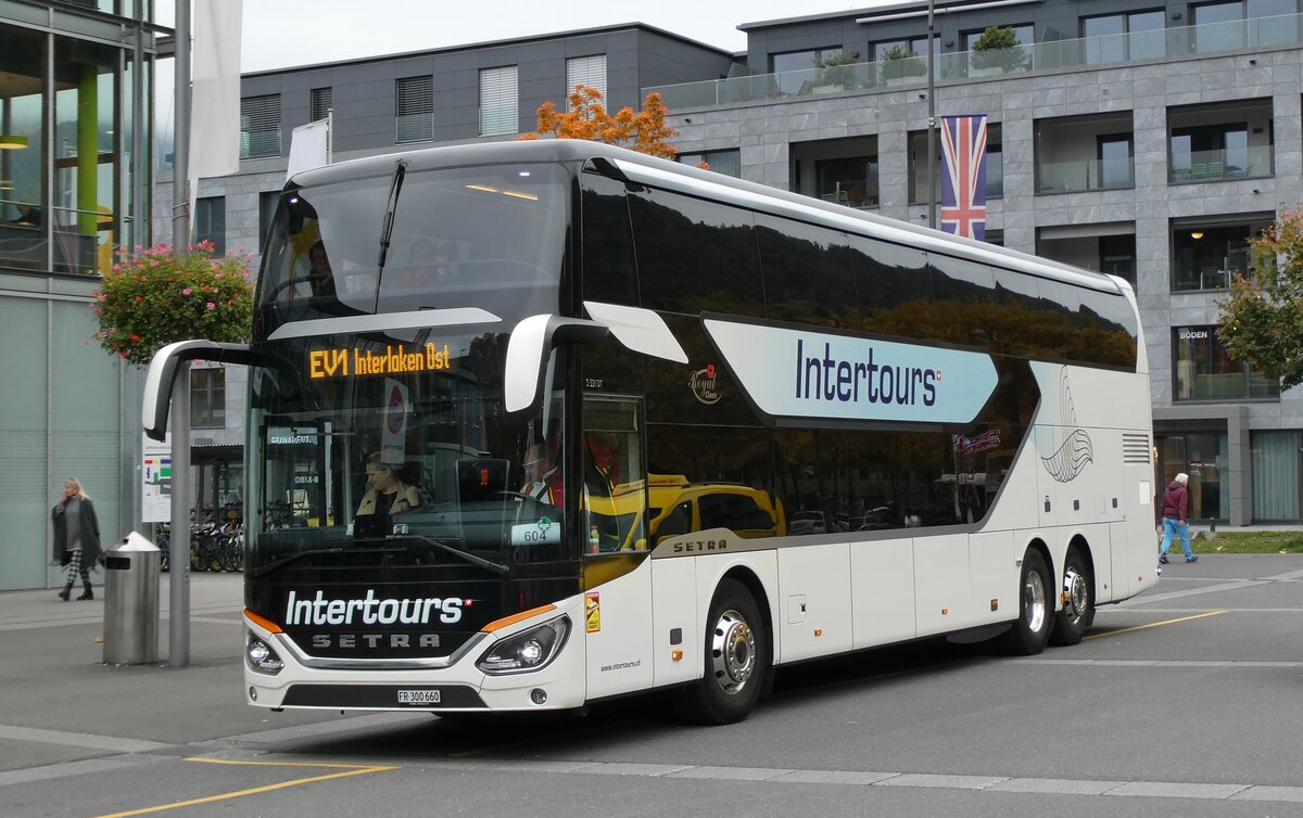(281'501= - Intertour, Domdidier - FR 300'660 - Setra am 14. Oktober 2025 beim Bahnhof Interlaken Ost
