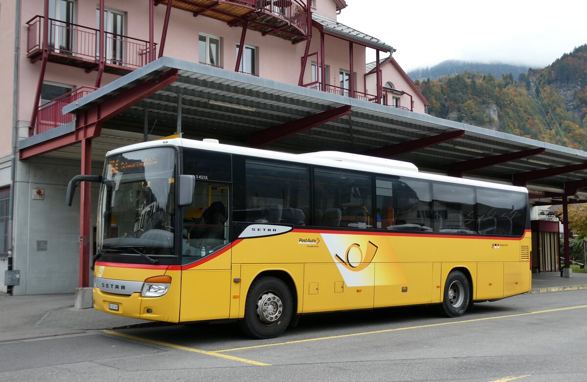 (281'535) - PostAuto Bern - BE 401'465/PID 4715 - Setra (ex AVG Meiringen Nr. 65) am 16. Oktober 2025 in Meiringen, Postautostation