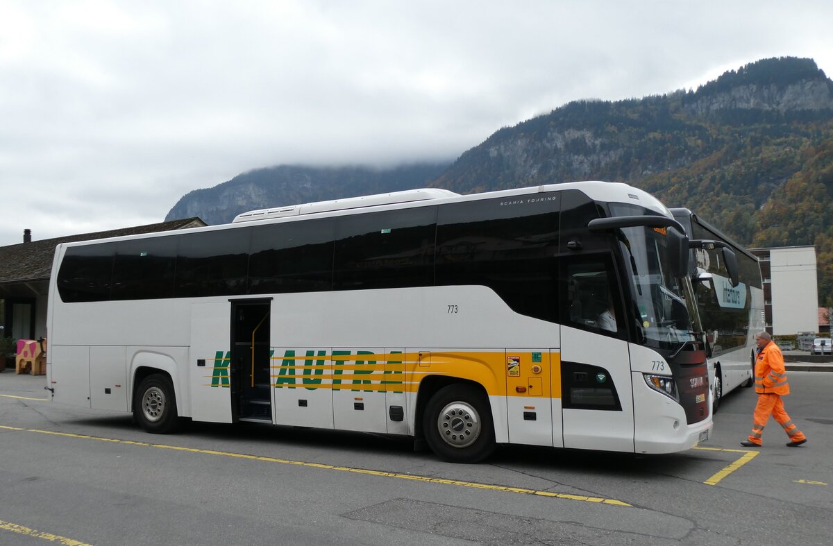(281'543) - Aus Litauen: Jouzapaviciaus, Kaunas - Nr. 773/NY J773 - Scania/Higer am 16. Oktober 2025 beim Bahnhof Meiringen