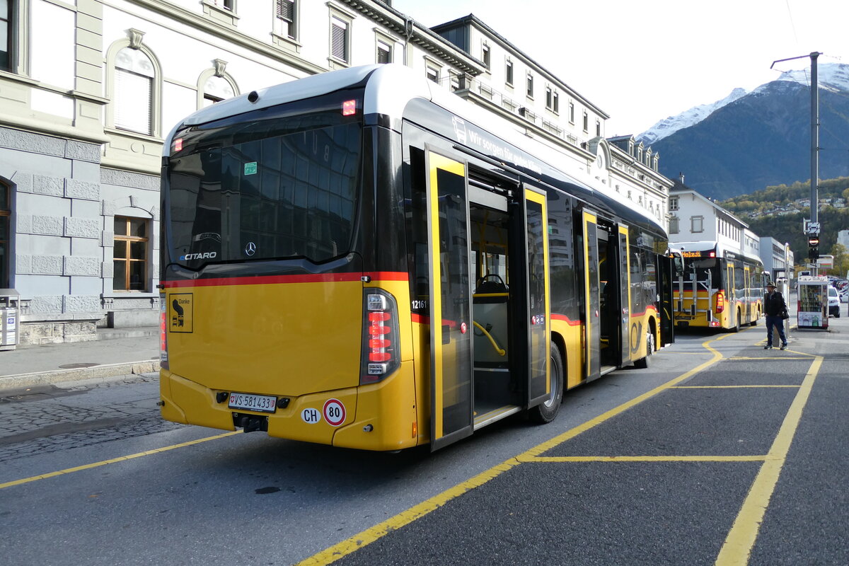 (281'700) - PostAuto Wallis - VS 581'433/PID 12'161 - eMercedes am 21. Oktober 2025 beim Bahnhof Brig