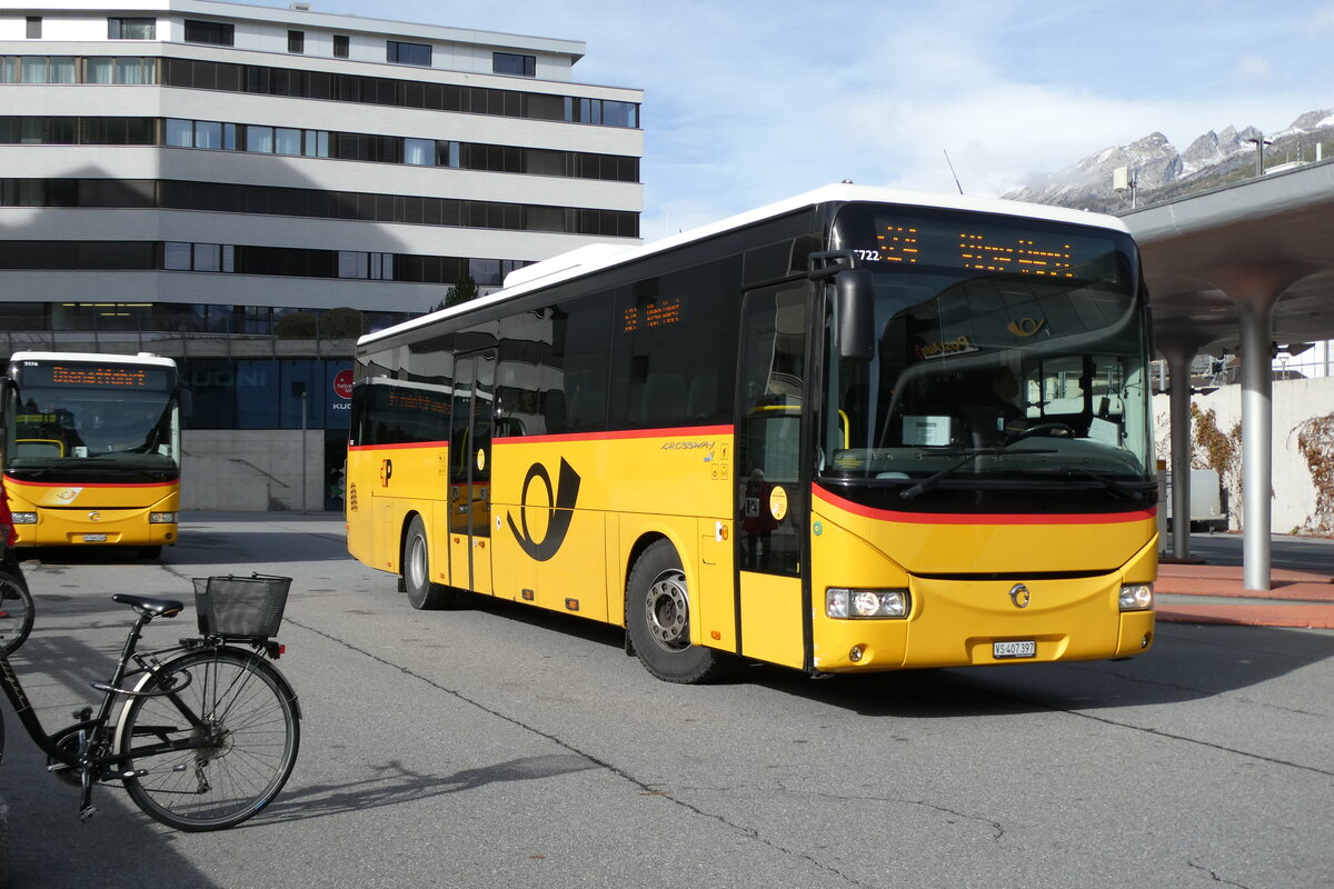 (281'710) - PostAuto Wallis - VS 407'397/PID 5722 - Irisbus am 21. Oktober 2025 beim Bahnhof Visp