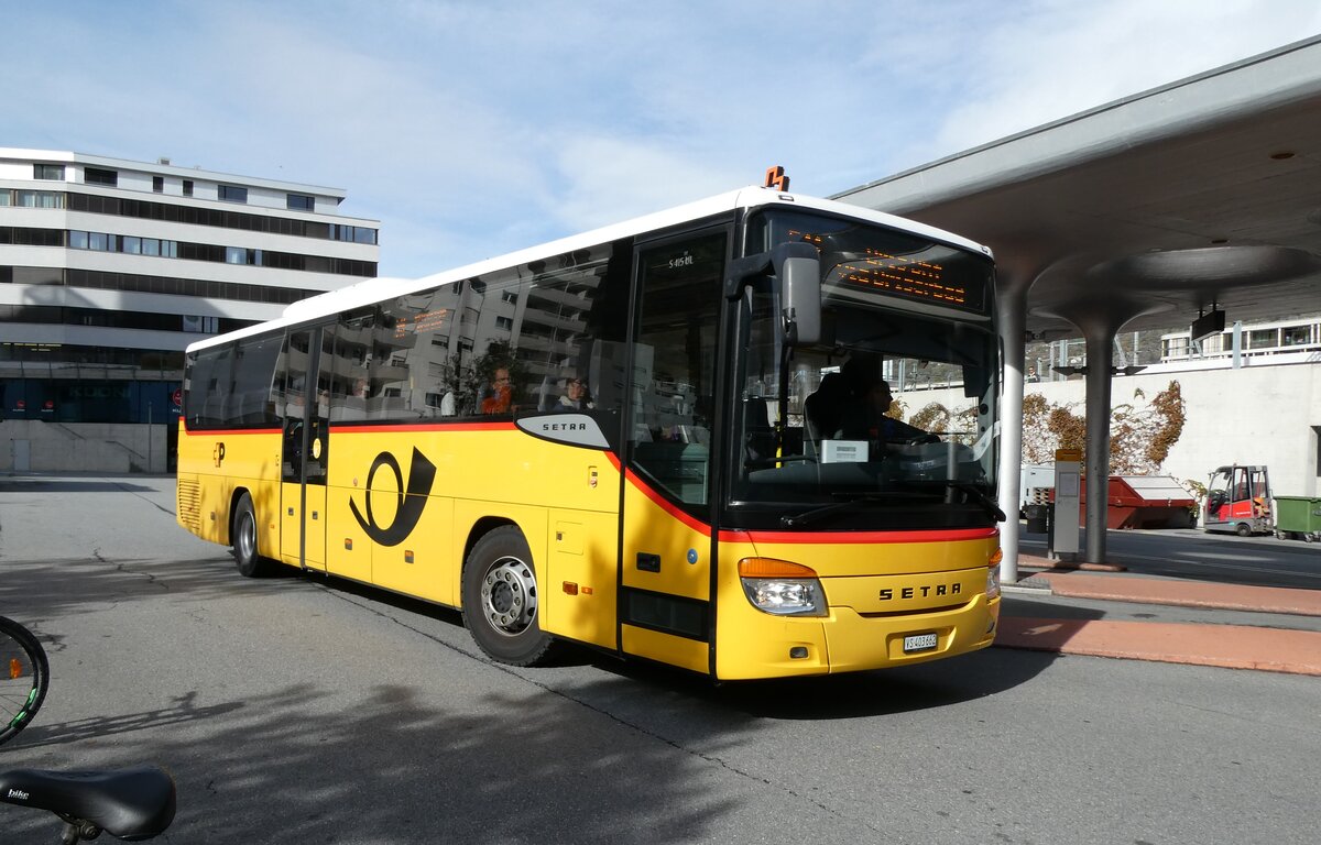 (281'712) - PostAuto Wallis - VS 403'662/PID 5622 - Setra am 21. Oktober 2025 beim Bahnhof Visp