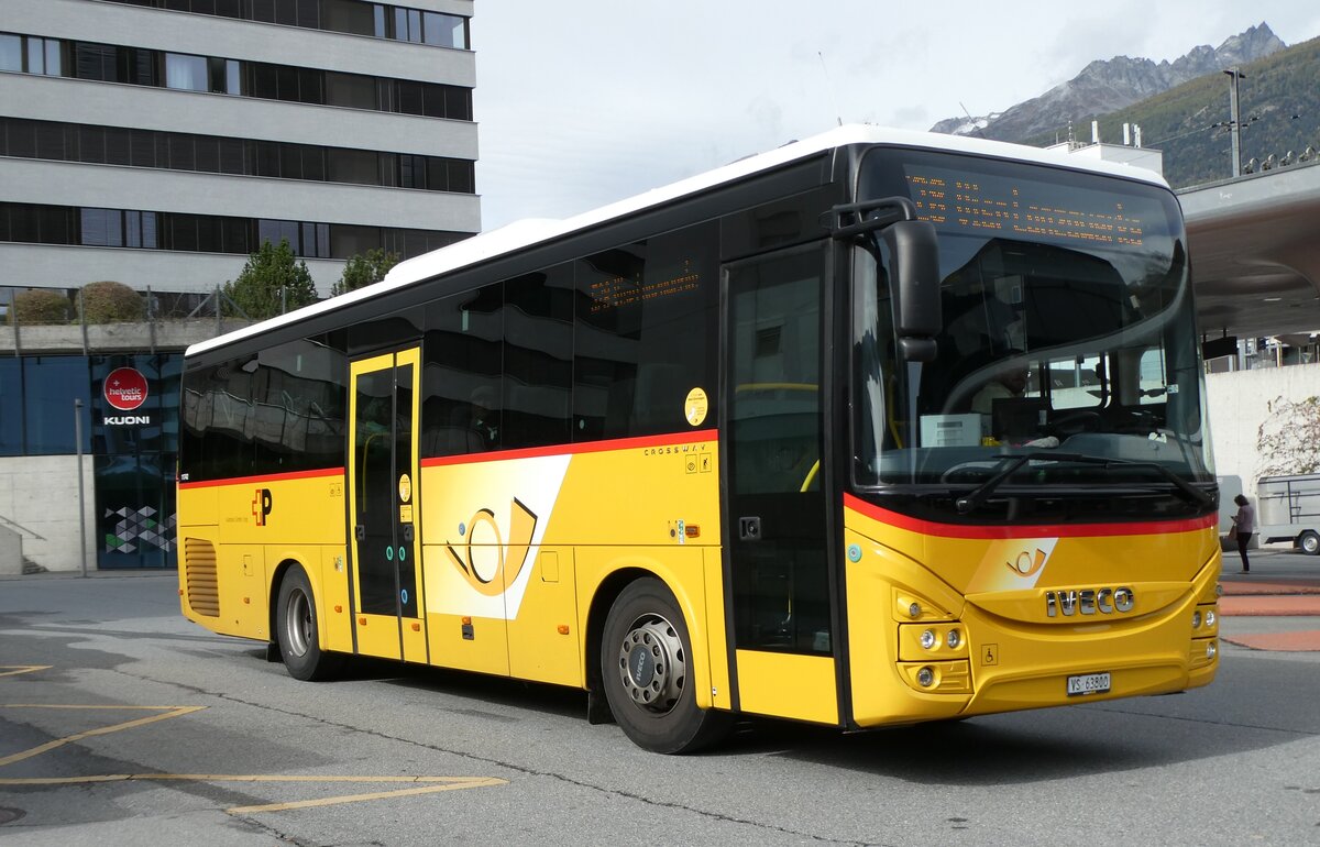 (281'731) - Autotour, Visp - VS 63'800/PID 11'742 - Iveco am 21. Oktober 2025 beim Bahnhof Visp