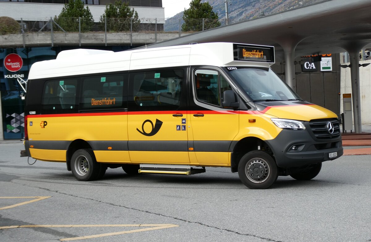 (281'734) - BUS-trans, Visp - VS 6520/PID 12'303 - Mercedes am 21. Oktober 2025 beim Bahnhof Visp