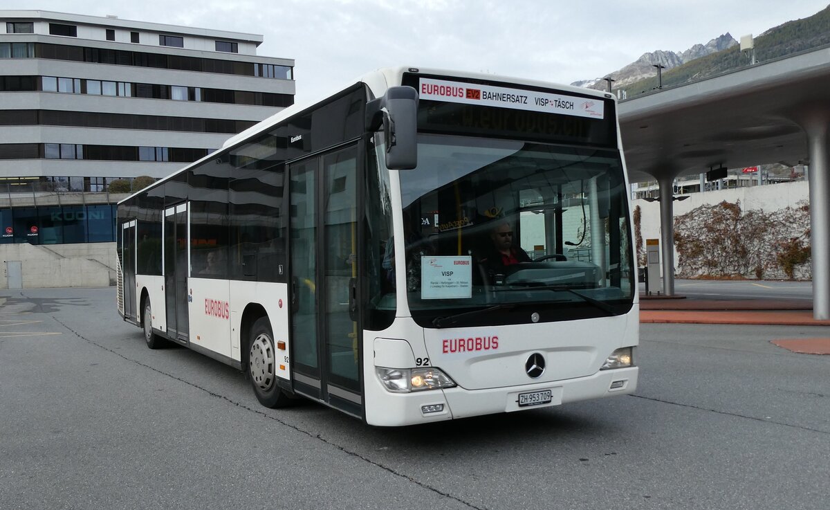 (281'743) - Welti-Furrer, Bassersdorf - Nr. 92/ZH 953'709 - Mercedes am 21. Oktober 2025 beim Bahnhof Visp