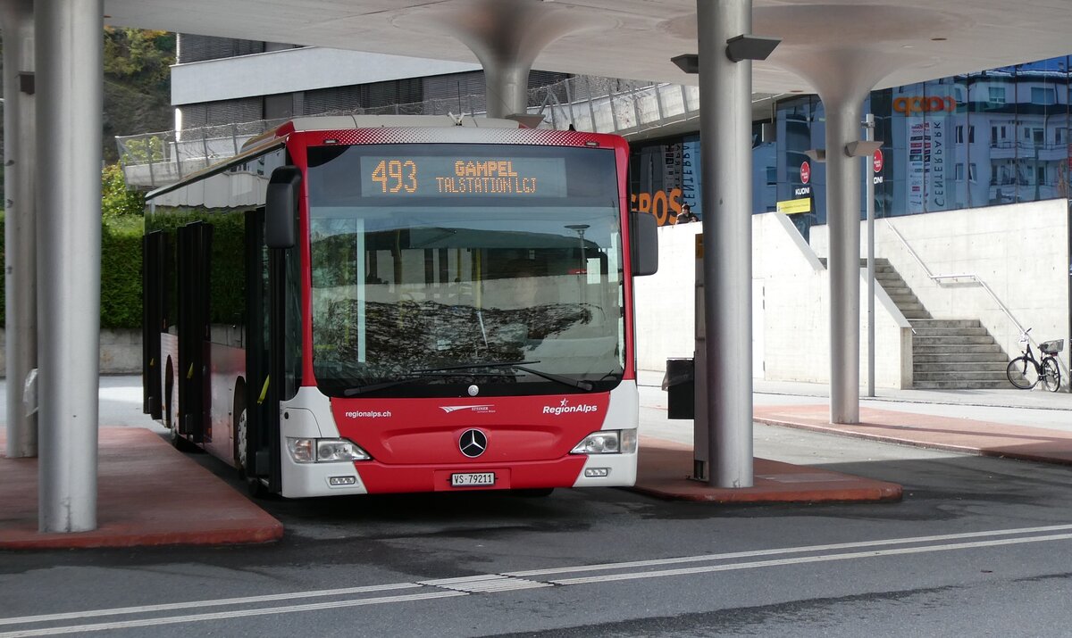 (281'750) - Steiner, Niedergesteln - Nr. 301/VS 79'211 - Mercedes am 21. Oktober 2025 beim Bahnhof Visp