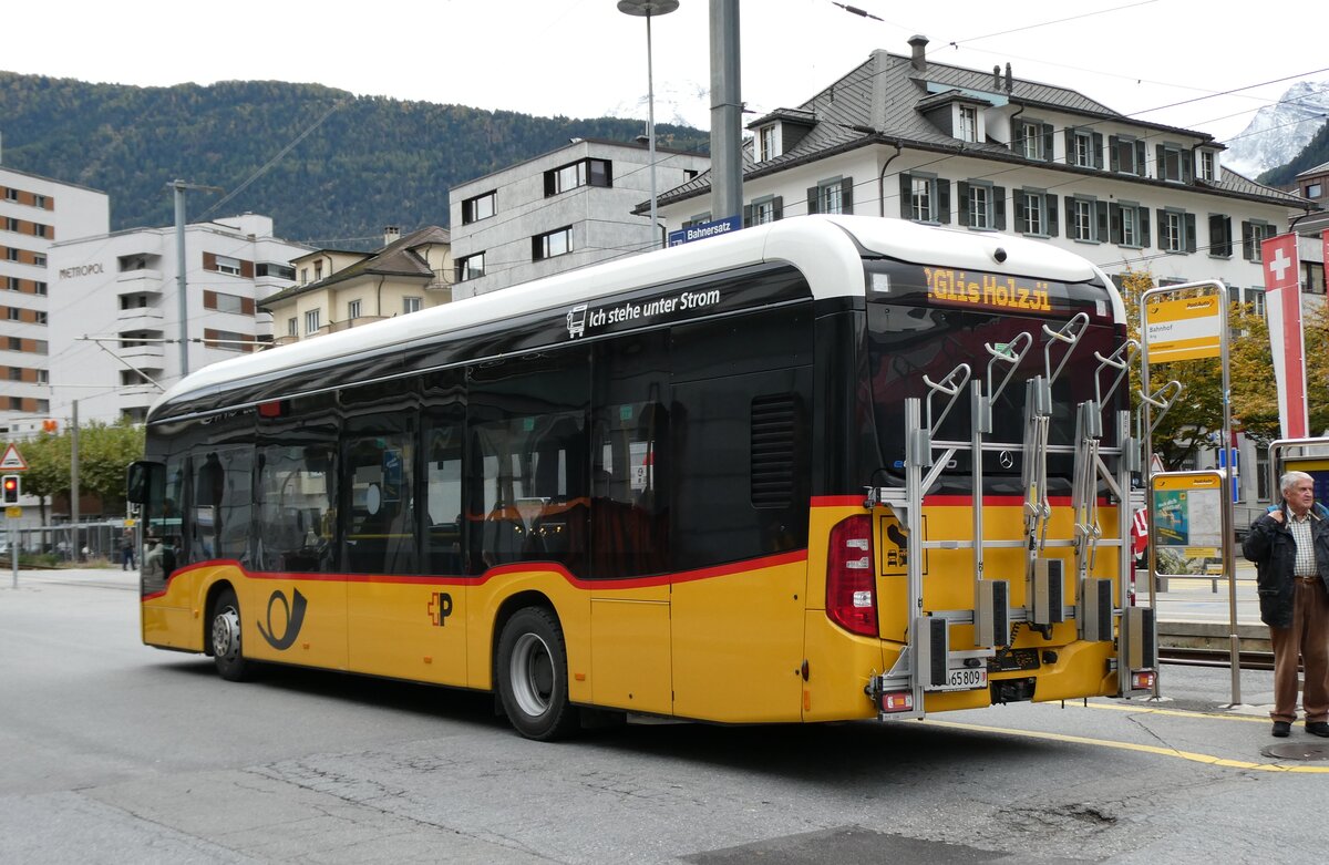 (281'752) - PostAuto Wallis - VS 565'809/PID 11'975 - eMercedes am 21. Oktober 2025 beim Bahnhof Brig