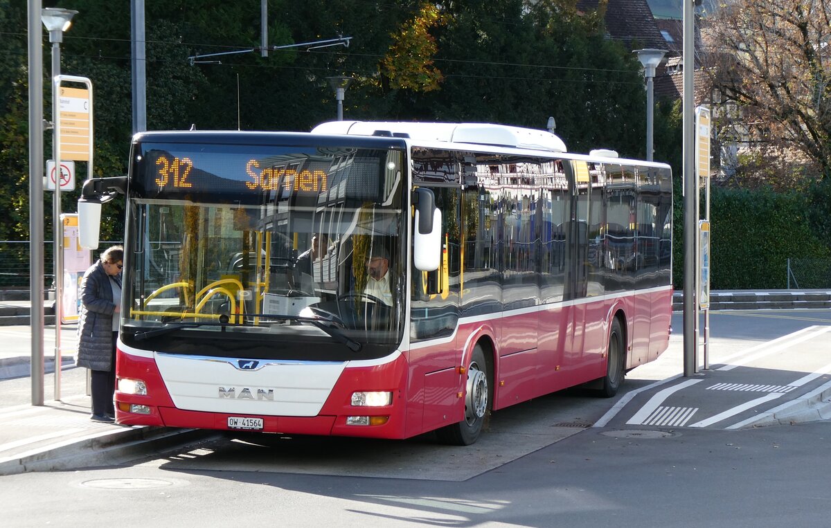 (281'869) - PostAuto Zentralschweiz - Nr. 564/OW 41'564/PID 12'449 - MAN (ex Dr. Richard, A-Wien Nr. 1427) am 28. Oktober 2025 beim Bahnhof Stans