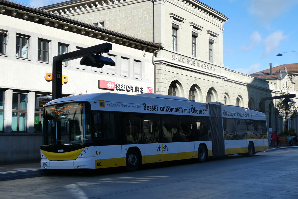(281'892) - VBSH Schaffhausen - Nr. 102 - Hess/Hess Gelenktrolleybus am 30. Oktober 2025 beim Bahnhof Schaffhausen 