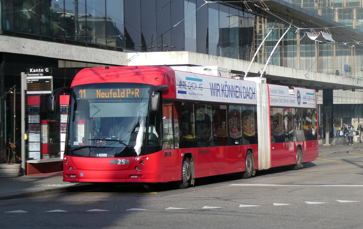 (282'162) - Bernmobil, Bern - Nr. 25 - Hess/Hess Gelenktrolleybus am 8. November 2025 beim Bahnhof Bern