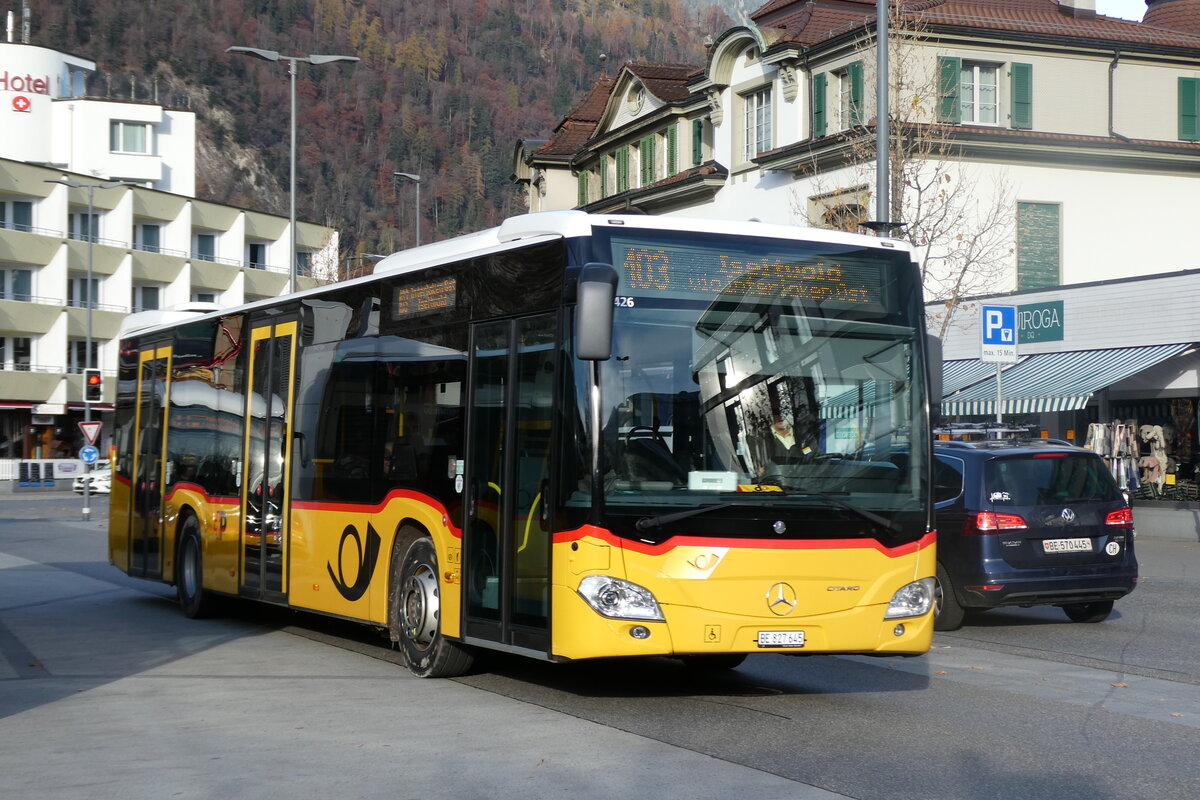 (282'259) - PostAuto Bern - BE 827'645/PID 11'426 - Mercedes am 10. November 2025 beim Bahnhof Interlaken West 
