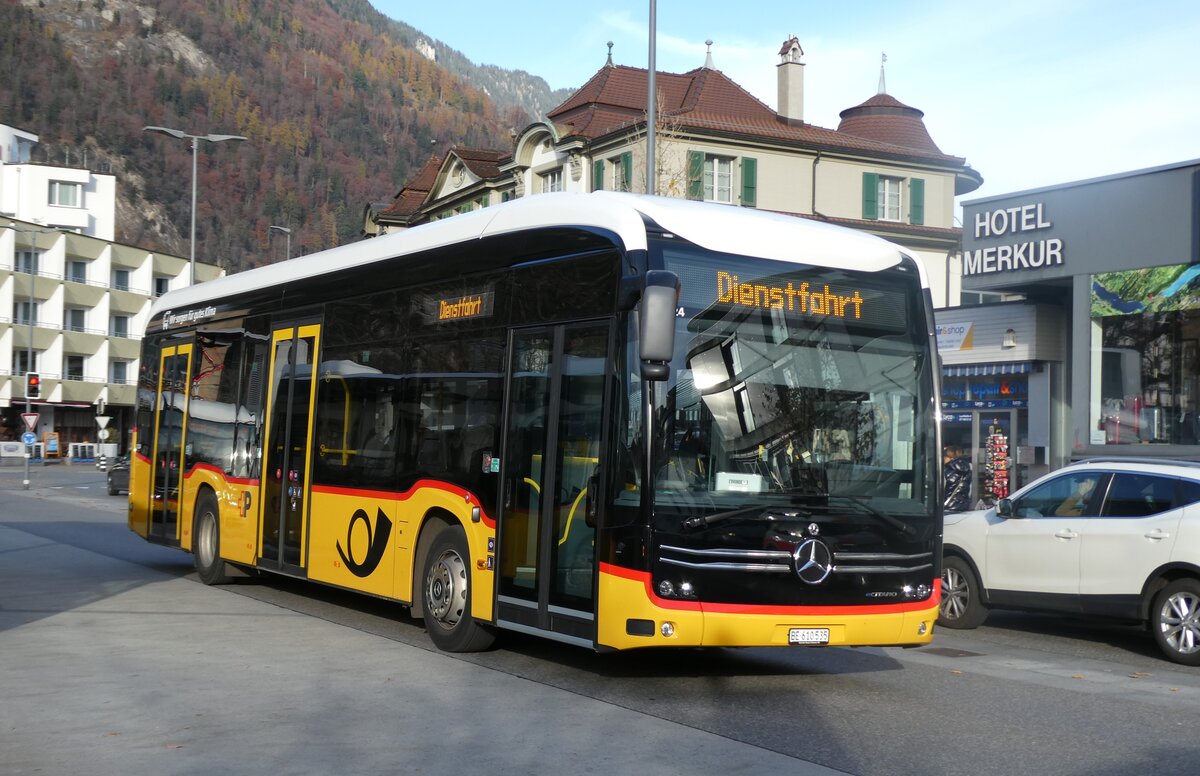 (282'260) - PostAuto Bern - BE 610'535/PID 12'124 - eMercedes am 10. November 2025 beim Bahnhof Interlaken West