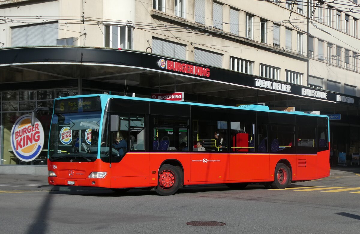 (282'349) - VB Biel - Nr. 186/BE 654'186 - Mercedes am 13. November 2025 beim Bahnhof Biel