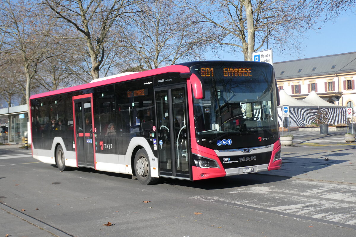 (282'527) - TRAVYS Yverdon - Nr. 121/VD 121'951 - MAN am 22. November 2025 beim Bahnhof Yverdon