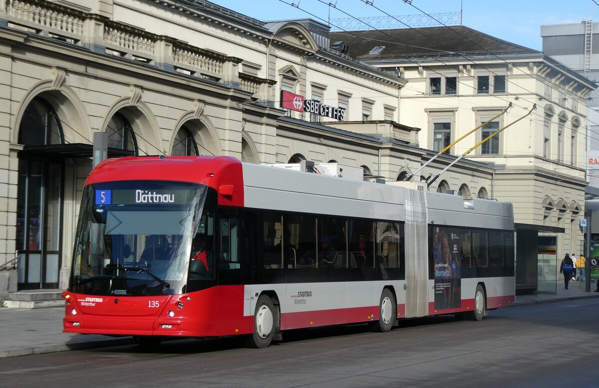(282'662) - SW Winterthur - Nr. 135 - Hess/Hess Gelenktrolleybus am 29. November 2025 beim Hauptbahnhof Winterthur